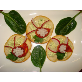 Kaviár, chips, špenát, bylinkové máslo, chorizo, ředkvička