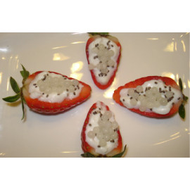 Kaviár, jahody, selský bílý jogurt, chia semínka